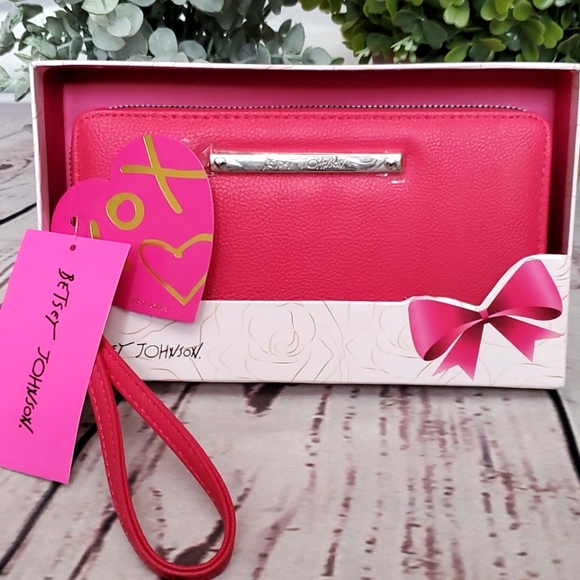 Betsey Johnson Handbags - 🌸BETSEY JOHNSON ZIP AROUND WALLET/WRISTLET 💕